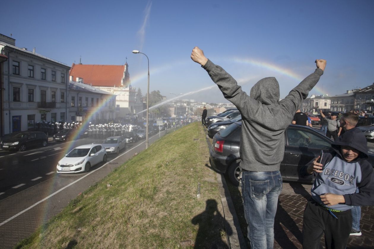  Marsz Równości w Lublinie. Zamieszki wywołane przez przeciwników marszu (zdjęcie 37) - Autor: Jacek Szydłowski