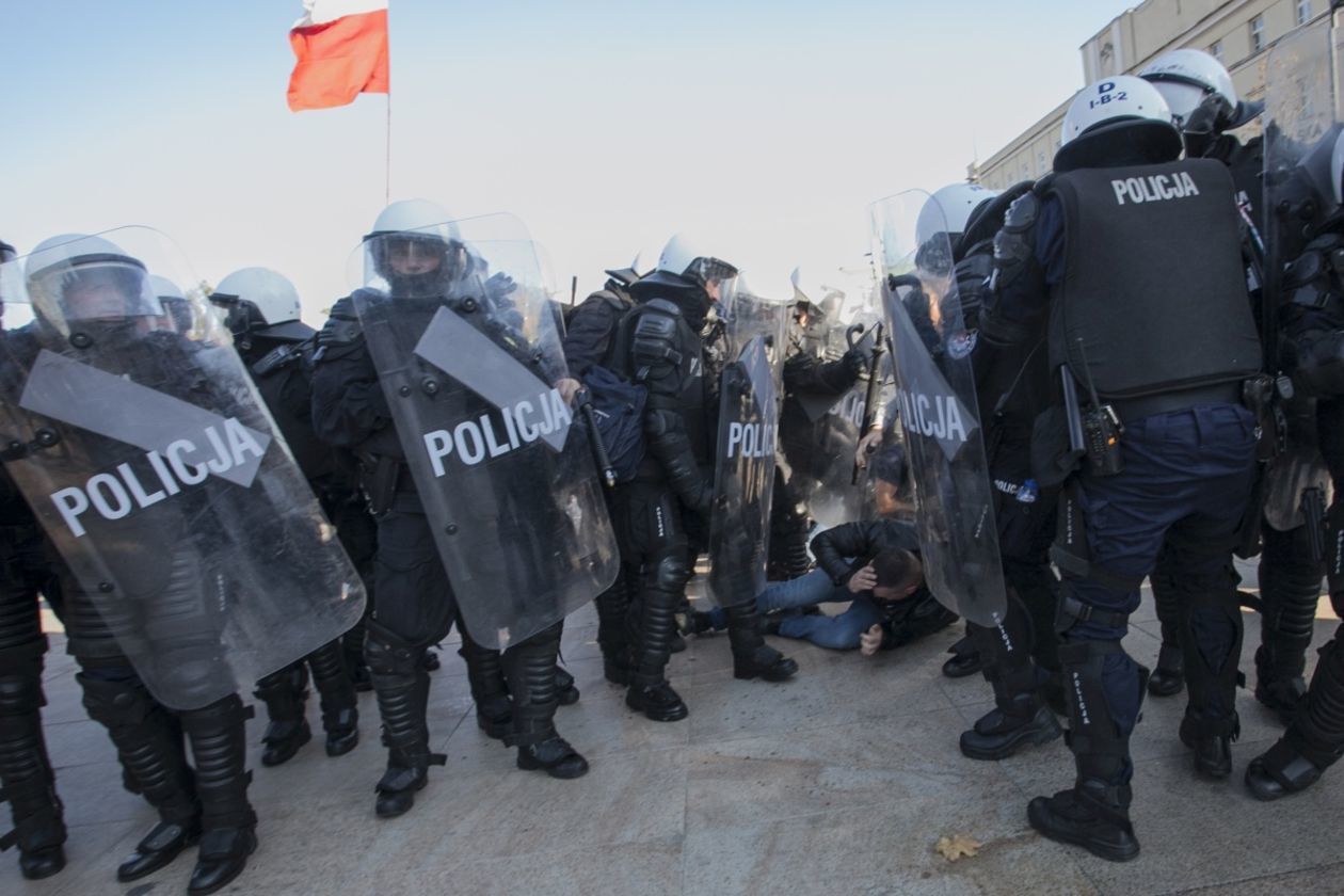  Marsz Równości w Lublinie. Zamieszki wywołane przez przeciwników marszu (zdjęcie 15) - Autor: Jacek Szydłowski