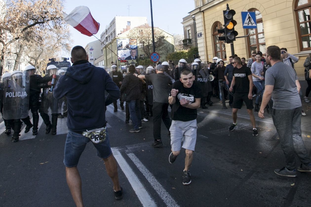 Marsz Równości w Lublinie. Zamieszki wywołane przez przeciwników marszu (zdjęcie 16) - Autor: Jacek Szydłowski