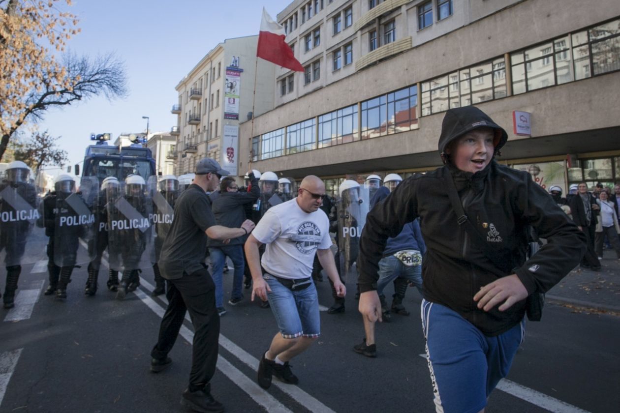 Marsz Równości w Lublinie. Zamieszki wywołane przez przeciwników marszu (zdjęcie 17) - Autor: Jacek Szydłowski