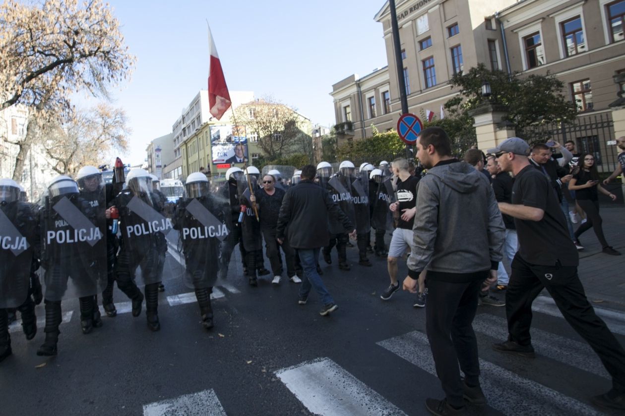  Marsz Równości w Lublinie. Zamieszki wywołane przez przeciwników marszu (zdjęcie 18) - Autor: Jacek Szydłowski