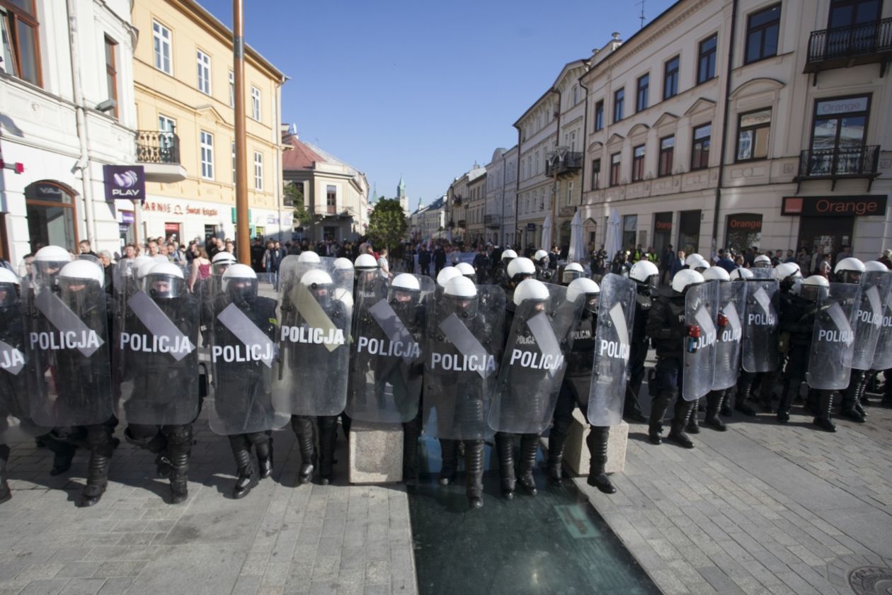  Marsz Równości w Lublinie. Zamieszki wywołane przez przeciwników marszu (zdjęcie 5) - Autor: Jacek Szydłowski