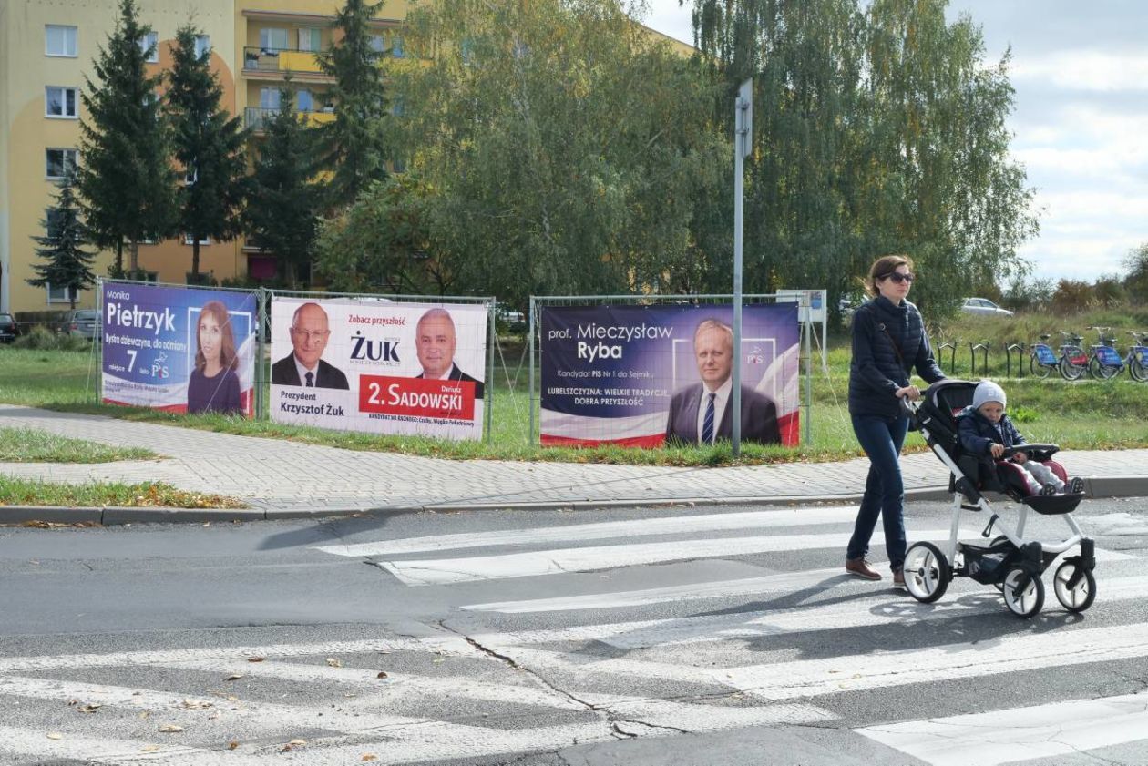  Plakaty wyborcze w pasie drogowym przy ul. Popiełuszki i Filaretów (zdjęcie 3) - Autor: Maciej Kaczanowski