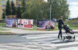 Plakaty wyborcze w pasie drogowym przy ul. Popiełuszki i Filaretów (zdjęcie 3)