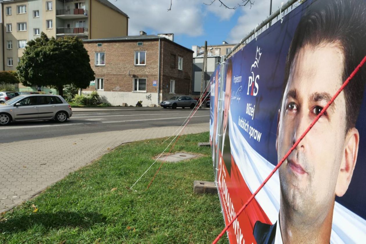  Plakaty wyborcze w pasie drogowym przy ul. Popiełuszki i Filaretów (zdjęcie 5) - Autor: Maciej Kaczanowski