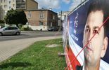 Plakaty wyborcze w pasie drogowym przy ul. Popiełuszki i Filaretów (zdjęcie 5)