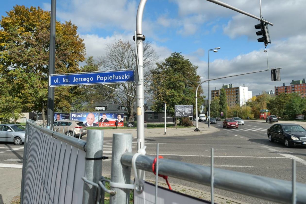  Plakaty wyborcze w pasie drogowym przy ul. Popiełuszki i Filaretów (zdjęcie 6) - Autor: Maciej Kaczanowski
