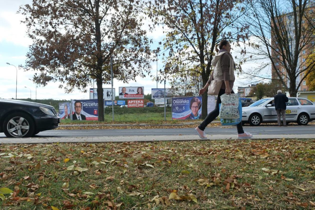 Plakaty wyborcze w pasie drogowym przy ul. Popiełuszki i Filaretów