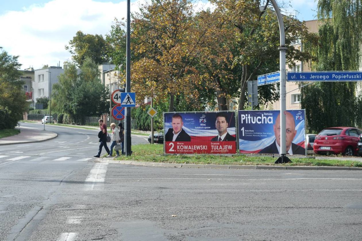  Plakaty wyborcze w pasie drogowym przy ul. Popiełuszki i Filaretów (zdjęcie 9) - Autor: Maciej Kaczanowski