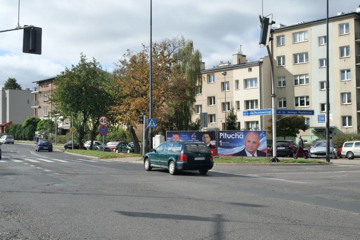  Plakaty wyborcze w pasie drogowym przy ul. Popiełuszki i Filaretów (zdjęcie 4) - Autor: Maciej Kaczanowski