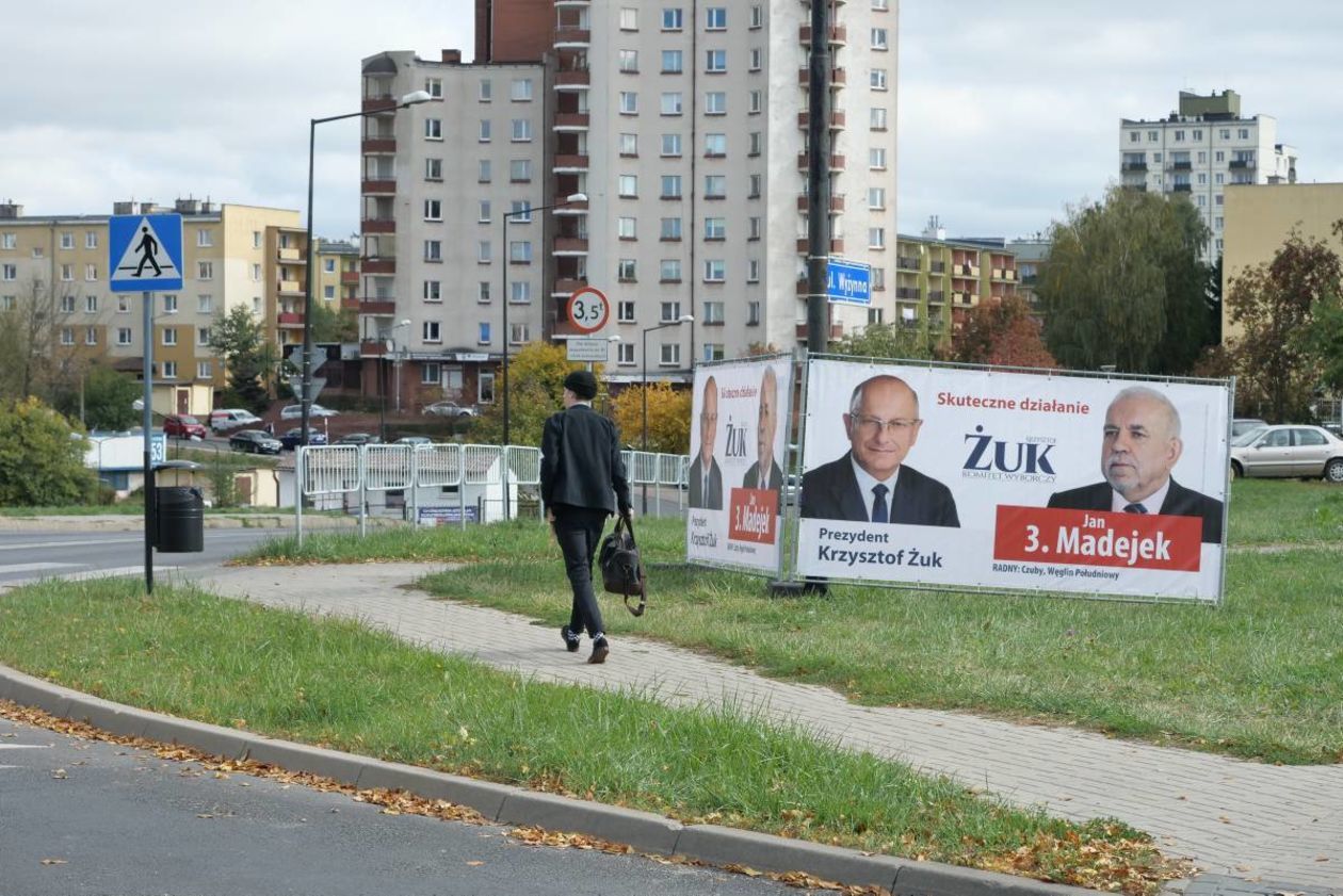 Plakaty wyborcze w pasie drogowym przy ul. Popiełuszki i Filaretów - Autor: Maciej Kaczanowski
