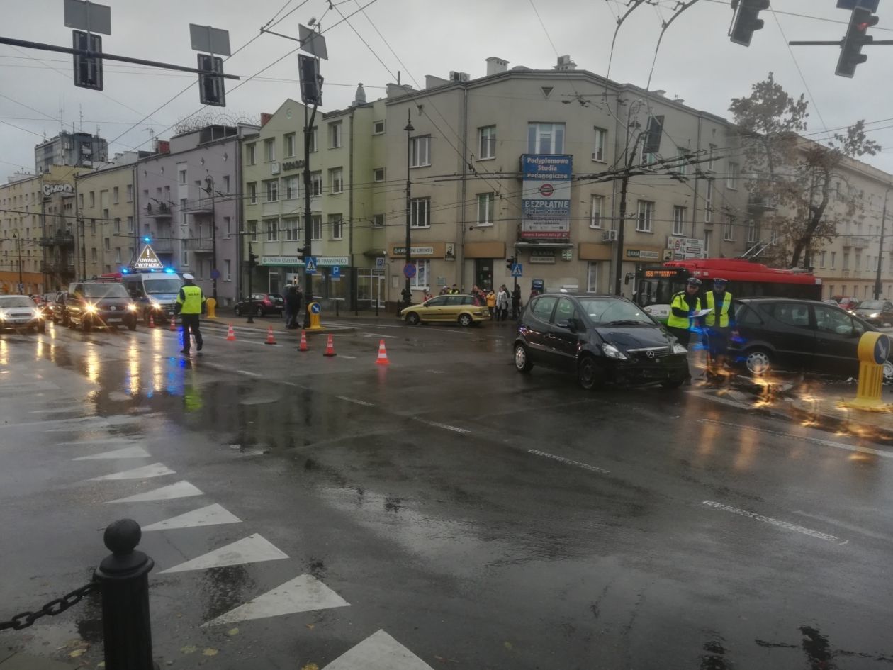  Lublin: Wypadek na skrzyżowaniu ul. Narutowicza i Lipowej (zdjęcie 1) - Autor: TG