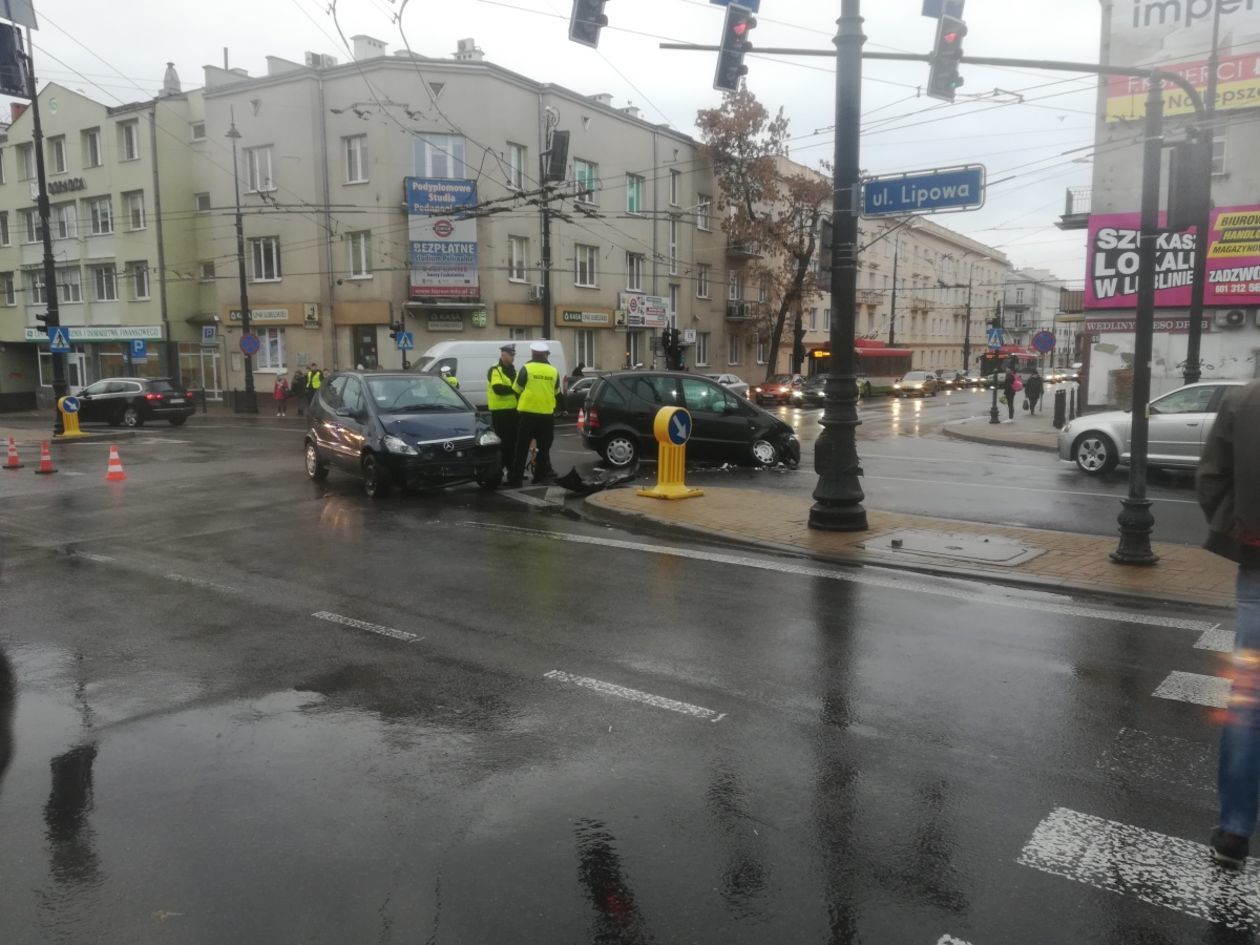  Lublin: Wypadek na skrzyżowaniu ul. Narutowicza i Lipowej (zdjęcie 2) - Autor: TG
