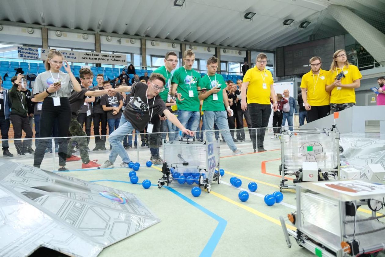  Hala MOSiR: Gala robotyki - walki robotów (zdjęcie 1) - Autor: Maciej Kaczanowski