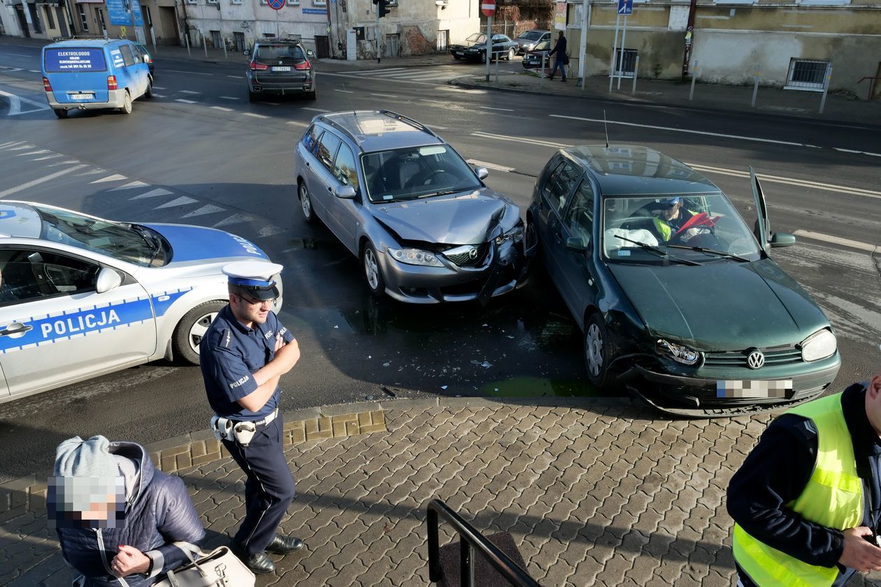 Wypadek na skrzyżowaniu ulicy Nowy Świat i Kunickiego (zdjęcie 2) - Autor: Krzysztof Mazur