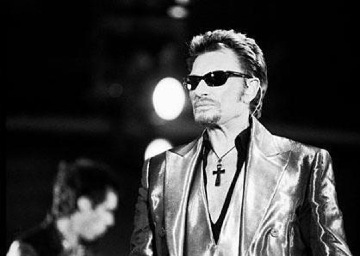  <p><strong>Grudzień 2017</strong></p>
<p><strong>Johnny Hallyday</strong></p>
<p>Francuski piosenkarz, kompozytor i aktor. Miał 74 lata.</p>
<p>Johnny Hallyday w rzeczywistości nazywał się Jean-Philippe Smet. Od początku swojej kariery stał się ikoną francuskiej piosenki, niekt&oacute;rzy uważają go za francuski odpowiednik Elvisa Presleya. Wydał 18 platynowych album&oacute;w, występował przed 15 milionami ludzi i sprzedał ponad 100 milion&oacute;w płyt.</p>
<p>Sw&oacute;j pseudonim zaczerpnął od kuzyna i przyjaciela, Lee Hallidaya. Jego pierwszy album &bdquo;Hello Johnny&rdquo; został wydany w 1960 roku.</p>
<p>Na dużym ekranie debiutował w dreszczowcu &bdquo;Widmo&rdquo; z 1955 roku, u boku Simone Signoret i Michela Serraulta. Wystąpił też między innymi w dramacie &bdquo;Paryskie opowieści&rdquo; (1962) z Catherine Deneuve, filmie muzycznym &bdquo;Gdzie jesteś, Johnny?&rdquo; (1964) z Sylvie Vartan czy dramacie kryminalnym Jeana-Luca Godarda &bdquo;Detektyw&rdquo; (1985) z Nathalie Baye, Emmanuelle Seigner i Julie Delpy.&nbsp;</p>