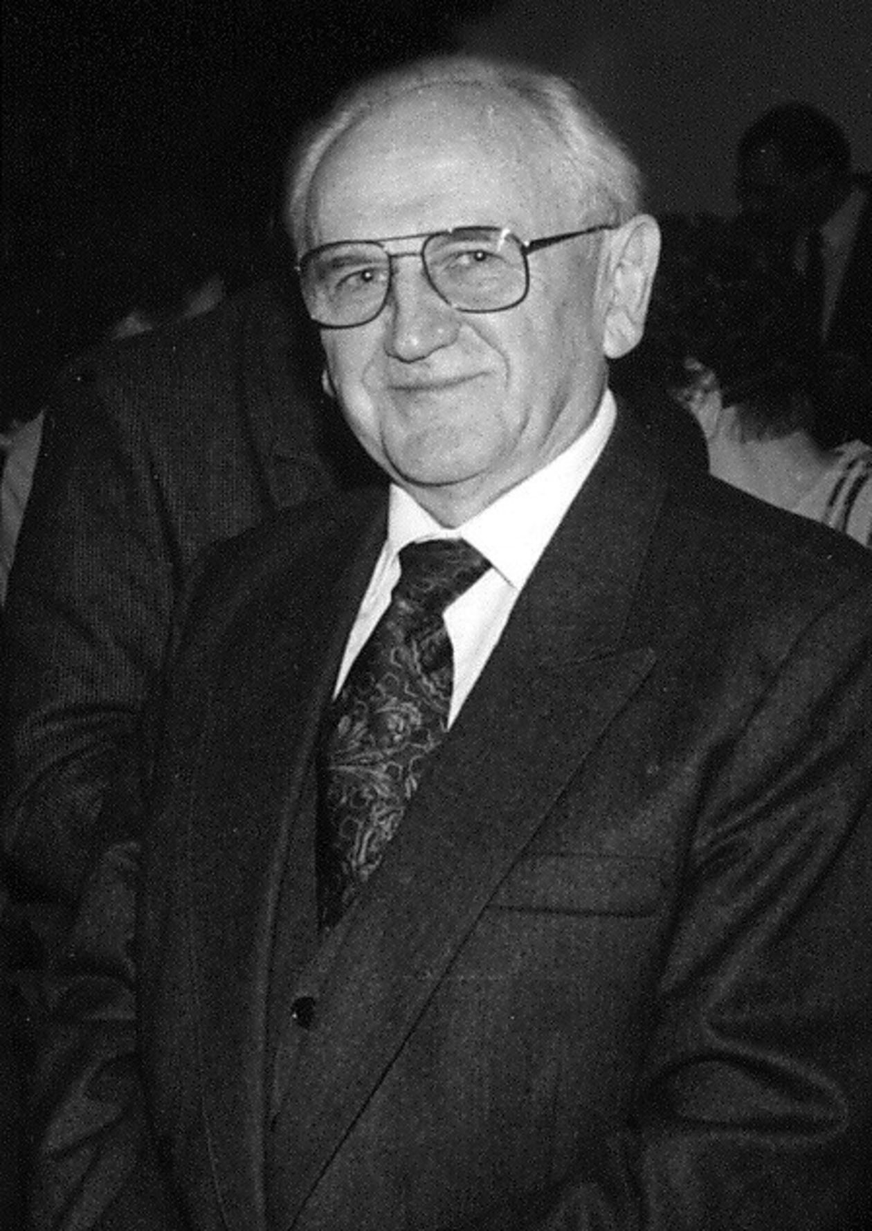  <p><strong>Lipiec 2018</strong></p>
<p><strong>Prof. Marian Kazimierz Klamut</strong></p>
<p>W latach 1990&ndash;1996 rektor lubelskiej Akademii Medycznej. Organizator i Dziekan pierwszego w Europie Wydziału Pielęgniarskiego. Tw&oacute;rca akademickiego kształcenia pielęgniarek w Polsce. Pionier i wsp&oacute;łtw&oacute;rca radiologii zabiegowej. Wieloletni kierownik pierwszego w kraju Zakładu Radiologii Zabiegowej i Neuroradiologii, utworzonego w 1972 r.&nbsp;</p>
<p>Wybitny lekarz specjalista w dziedzinie radiologii i rentgenodiagnostyki, uczestniczący aktywnie w pracach Polskiego Towarzystwa Radiologicznego, Polskiego Towarzystwa Lekarskiego, Komisji Radiologii Doświadczalnej Komitetu Fizyki Wydziału VI Polskiej Akademii Nauk oraz wielu innych towarzystw naukowych.</p>
<p>&nbsp;Uhonorowany m.in. Krzyżem Oficerskim Orderu Odrodzenia Polski, Krzyżem Kawalerskim Orderu Odrodzenia Polski, Złotym Krzyżem Zasługi, Medalem Komisji Edukacji Narodowej, Odznaką za Wzorową Pracę w Służbie Zdrowia, Odznaką &bdquo;Za zasługi dla miasta Lublina&rdquo;, Odznaką &bdquo;Zasłużony dla Lubelszczyzny&rdquo; oraz innymi medalami i odznakami za pracę zawodową i społeczną.</p>