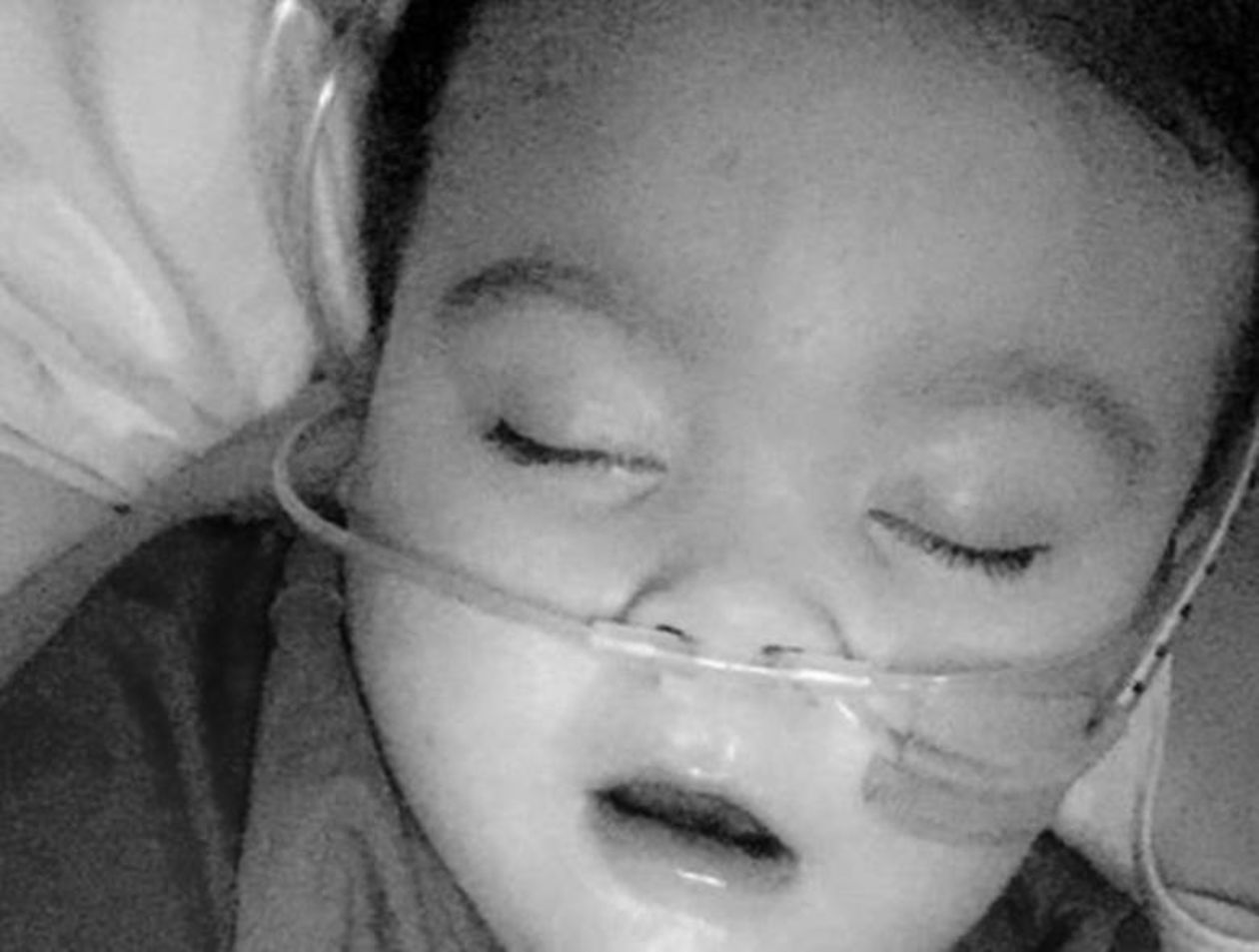  <p><strong>Kwiecień 2018</strong></p>
<p><strong>Alfie Evans</strong></p>
<p>23-miesięczny Brytyjczyk, kt&oacute;rego rodzice prowadzili batalię sądową o podtrzymanie go przy życiu. Ciężko chory chłopiec odszedł sześć dni po tym, jak odłączono go od aparatury.</p>
<p>Alfie cierpiał na rzadką, niezdiagnozowaną chorobę m&oacute;zgu. Na odłączenie go od aparatury podtrzymującej życie zgodził się brytyjski Sąd Najwyższy, kt&oacute;ry przychylił się do opinii lekarzy uważających, że dalsza terapia jest &bdquo;nieludzka&rdquo;, bo u Alfiego doszło do nieodwracalnych zmian w m&oacute;zgu.</p>