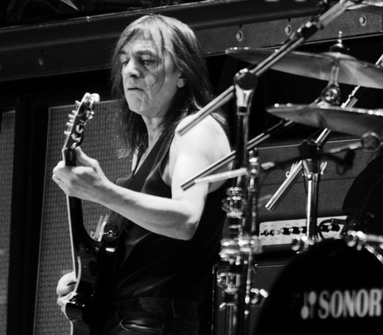  <p><strong>Listopad 2017</strong></p>
<p><strong>Malcolm Young</strong></p>
<p>Wieloletni lider i wsp&oacute;łzałożyciel AC/DC, australijskiej legendy rock and rolla. Po udarze m&oacute;zgu w 2014 r. nie grał z zespołem. Cierpiał na demencję.</p>