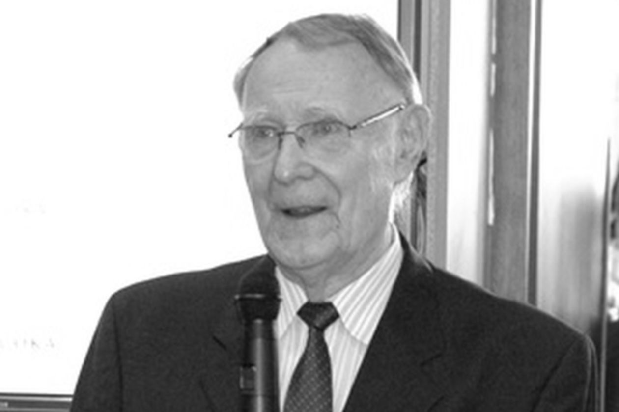  <p><strong>Styczeń 2018</strong></p>
<p><strong>Ingvar Kamprad</strong></p>
<p>To on w wieku 17 lat założył IKEA.</p>
<p>Kamprad wychował się na rodzinnej farmie Elmtaryd w parafii Agunnaryd w Szwecji. Jego rodzina dwa pokolenia wcześniej emigrowała z Niemiec i jest powiązana genealogicznie z Paulem von Hindenburgiem.</p>
<p>Jako mały chłopiec sprzedawał zapałki, kt&oacute;re sam rozwoził okolicznym mieszkańcom na rowerze. Potem rozszerzył asortyment m.in. o nasiona, oł&oacute;wki i długopisy oraz ozdoby choinkowe.</p>
<p>W 1943 założył IKEA (nazwa powstała jako akronim od wyraz&oacute;w: Ingvar, Kamprad, Elmtaryd, Agunnaryd).</p>
<p>Od 1976 mieszkał w Lozannie w Szwajcarii, jednak cały czas podkreślał sw&oacute;j patriotyzm i oddanie Szwecji. W 2013 postanowił wr&oacute;cić do Szwecji. Znany był ze skromnego i oszczędnego trybu życia. W Szwajcarii mieszkał w skromnym domu, jadał na stoł&oacute;wce, jeździł wiekowym volvo, latał samolotami rejsowym.&nbsp;</p>
<p>Jego związki z Polską zaczęły się po tym jak szwedzka branża meblarska na początku lat 60 rozpoczęła bojkot jego firmy za obniżanie cen. Wtedy to postanowił nawiązać wsp&oacute;łpracę z polskimi firmami. Kamprad swoje pierwsze zam&oacute;wienie w Polsce złożył w styczniu 1961 roku w Zakładach Mebli Giętych w Radomsku i dotyczyło między innymi 500 sztuk krzeseł &Ouml;GLA wytwarzanych z giętego drewna bukowego.</p>
<p>Do 2010 roku był najbogatszym Szwedem z majątkiem ok. 23 mld dolar&oacute;w.</p>