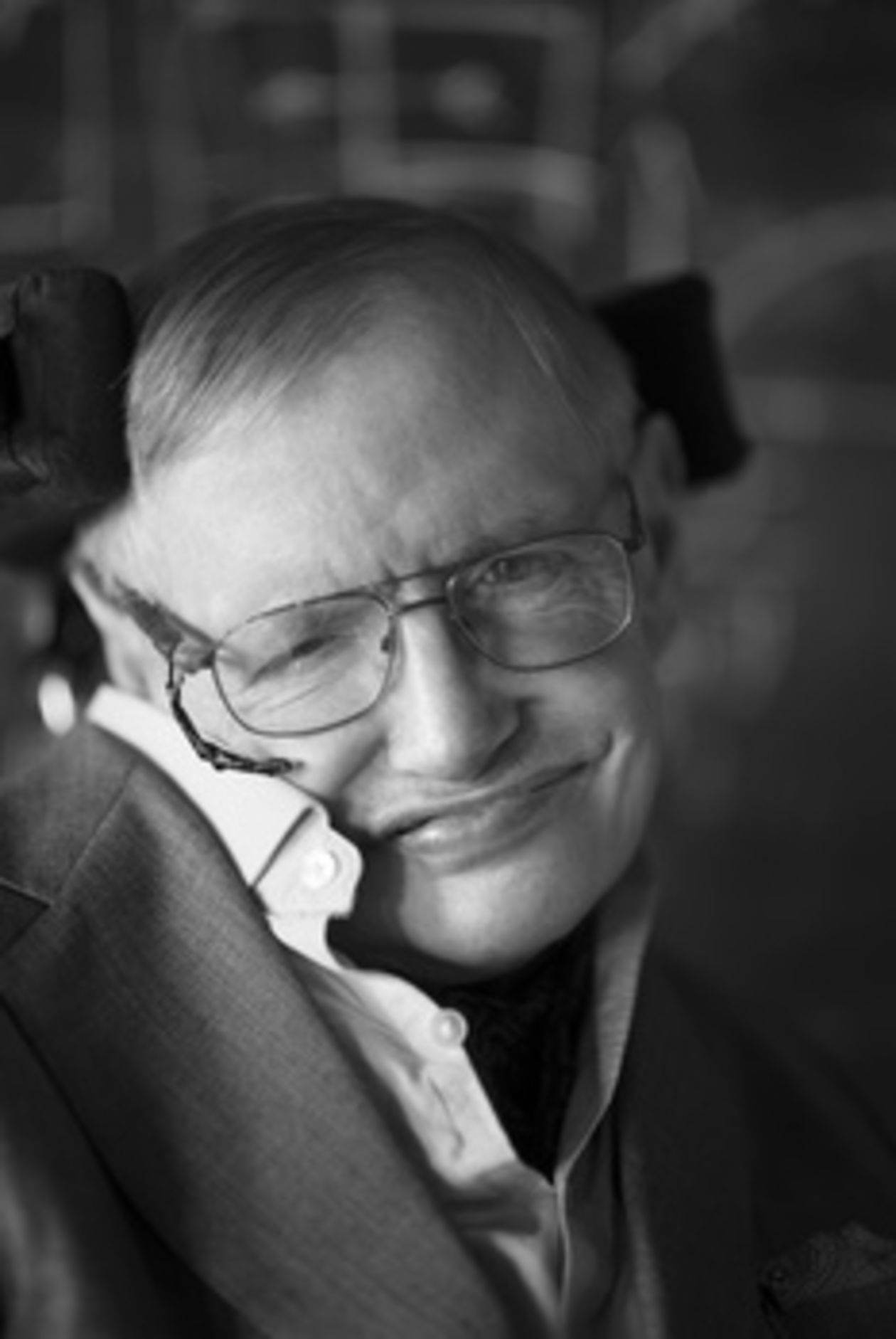  <p><strong>Marzec 2018</strong></p>
<p><strong>Stephen Hawking</strong></p>
<p>Słynny brytyjski astrofizyk. Zmarł 14.03 w wieku 76 lat. Hawking cierpiał na stwardnienie zanikowe boczne. O chorobie dowiedział się, gdy miał 21 lat. Przez większość życia poruszał się na w&oacute;zku. Kiedy jego stan znacząco się pogorszył, porozumiewał się za pomocą syntezatora mowy.</p>
<p>Mimo paraliżu ciała i trudności w porozumiewaniu się, cały czas pracował naukowo. Był m. in. profesorem matematyki i fizyki teoretycznej na Uniwersytecie Cambridge. Sformułował wiele przełomowych koncepcji i hipotez dotyczących astrofizyki.</p>
<p>Jak napisała Kitty Ferguson w książce &bdquo;Kr&oacute;tka historia Stephena Hawkinga&rdquo;, był on aktywnym matematykiem i fizykiem, o kt&oacute;rym m&oacute;wiono, że &bdquo;od czas&oacute;w Einsteina nie było r&oacute;wnie błyskotliwego naukowca&rdquo;.</p>
<p>&ndash; Wygłaszał teorie, kt&oacute;re wydawały się obrazoburcze, nawet absurdalne i niemożliwe. A przecież motywowały one i inspirowały do poszukiwań świat naukowy, a ludzi, kt&oacute;rych amatorsko interesuje przyszłość świata i wszechświata do zastanowienia się nad tym &ndash; stwierdziła Ferguson.</p>