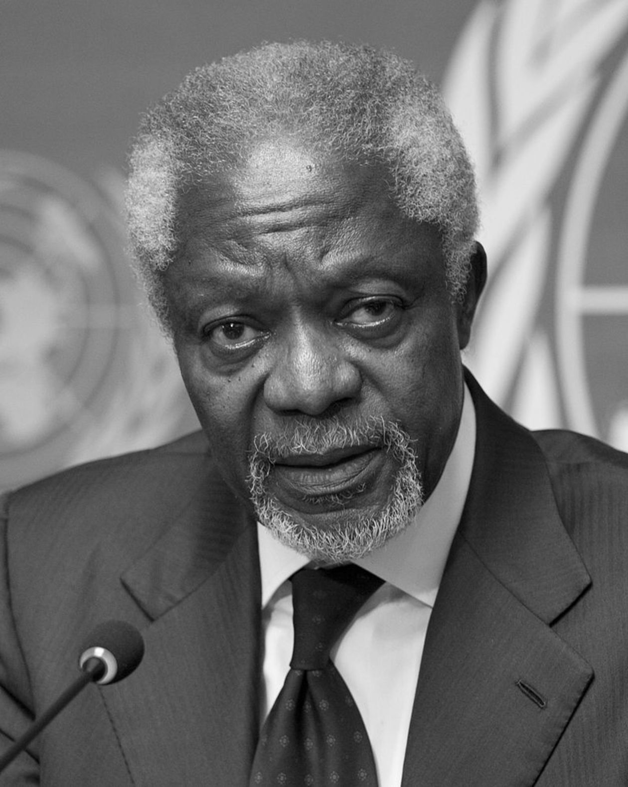  <p><strong>Sierpień 2018</strong></p>
<p><strong>Kofi Atta Annan</strong></p>
<p>Urodzony w 1938 roku ghański dyplomata, w latach 1997&ndash;2006 sekretarz generalny Organizacji Narod&oacute;w Zjednoczonych, laureat Pokojowej Nagrody Nobla (2001).</p>
<p>W r&oacute;żnych agendach ONZ Kofi Annan pracował od 1962. Pierwszą kadencję na stanowisku sekretarza generalnego rozpoczął 1 stycznia 1997. Wkr&oacute;tce po uzyskaniu nominacji Annan wystąpił z inicjatywą reformy ONZ. 1 stycznia 2002 rozpoczął drugą kadencję urzędowania na tym stanowisku, kt&oacute;ra trwała do 31 grudnia 2006.&nbsp;</p>
<p>W 2012 został wybrany specjalnym wysłannikiem ONZ ds. Syrii.&nbsp;</p>