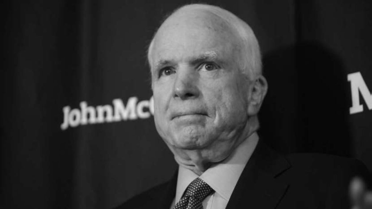  <p><strong>Sierpień 2018</strong></p>
<p><strong>John McCain</strong></p>
<p>Amerykański senator i bohater wojenny. Miał niespełna 82 lata. McCain to w USA człowiek-legenda. W 1967 r. podczas wojny w Wietnamie przez 6 lat był przetrzymywany jako jeniec wojenny. Mimo ciężkich tortur nie ujawnił żadnej informacji, poza swoimi danymi oraz stopniem wojskowym.</p>
<p>Był zwolennikiem przyjęcia Polski do NATO, a następnie zwiększenia wojskowej pomocy dla sił zbrojnych Polski, Estonii, Litwy i Łotwy oraz budowy tarczy rakietowej w Europie. John McCain był także orędownikiem zniesienia wiz dla Polak&oacute;w.</p>
<p>W lutym 2016 roku był jednym z trzech senator&oacute;w, kt&oacute;rzy podpisali się pod listem otwartym do &oacute;wczesnej premier Beaty Szydło, w kt&oacute;rym wyrazili zaniepokojenie działaniami rządu PiS, dotyczącymi medi&oacute;w publicznych oraz Trybunału Konstytucyjnego. Należał do surowych przeciwnik&oacute;w Donalda Trumpa.</p>