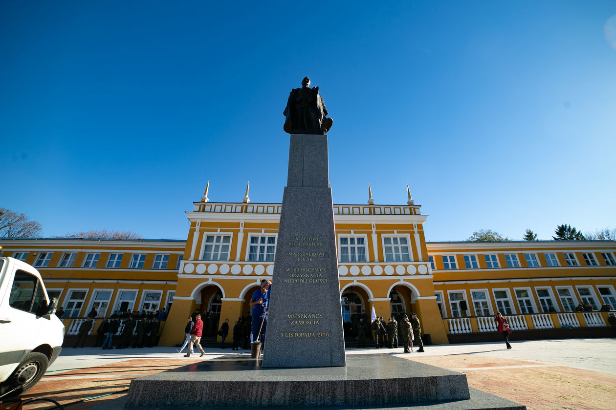  Pomnik Józefa Piłsudskiego w Zamościu. Próba odsłonięcia (zdjęcie 1) - Autor: Kazimierz Chmiel