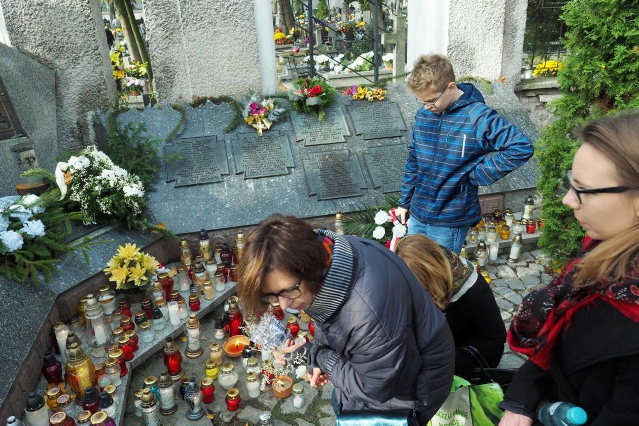  Dzień Wszystkich Świętych: cmentarz przy ul. Lipowej (zdjęcie 7) - Autor: Maciej Kaczanowski