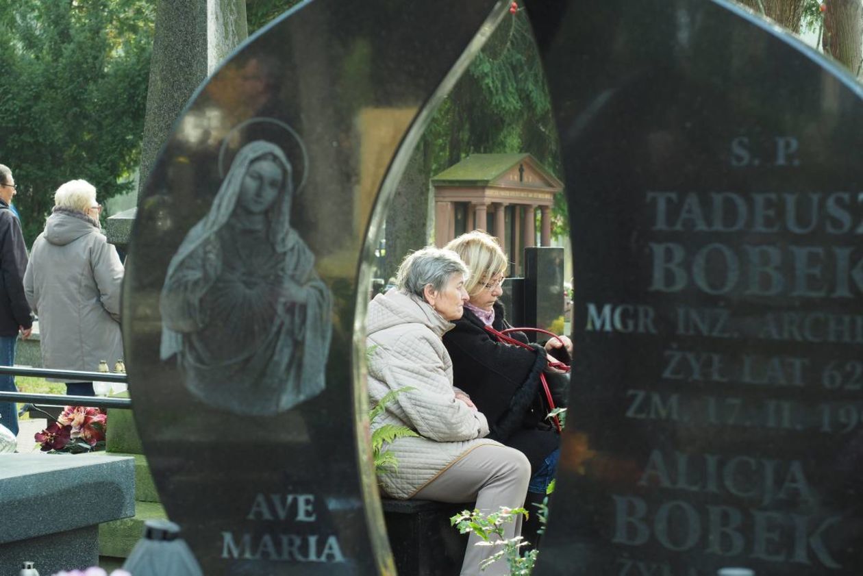  Dzień Wszystkich Świętych: cmentarz przy ul. Lipowej (zdjęcie 2) - Autor: Maciej Kaczanowski