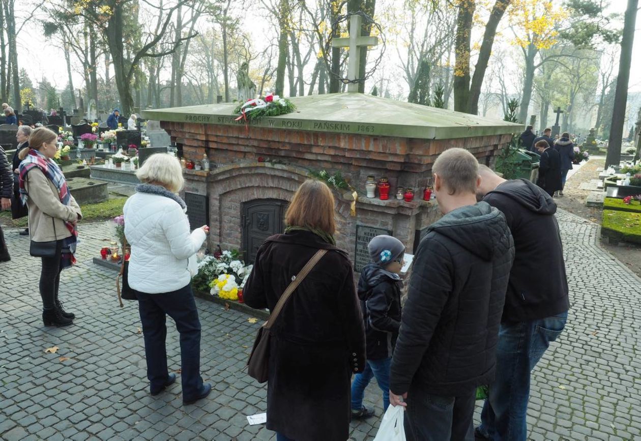  Dzień Wszystkich Świętych: cmentarz przy ul. Lipowej (zdjęcie 15) - Autor: Maciej Kaczanowski