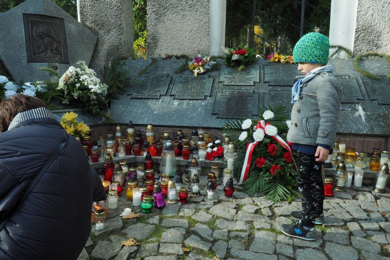  Dzień Wszystkich Świętych: cmentarz przy ul. Lipowej (zdjęcie 9) - Autor: Maciej Kaczanowski