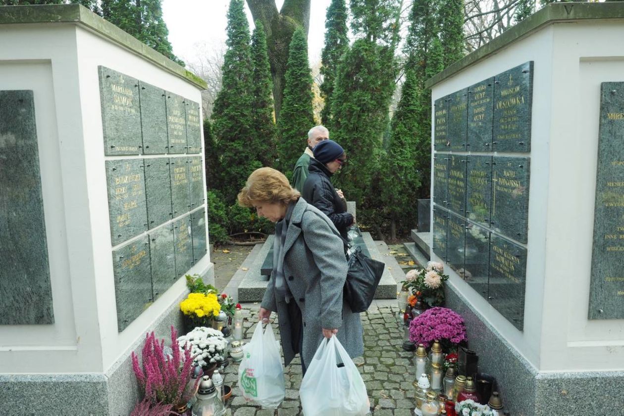  Dzień Wszystkich Świętych: cmentarz przy ul. Lipowej (zdjęcie 26) - Autor: Maciej Kaczanowski