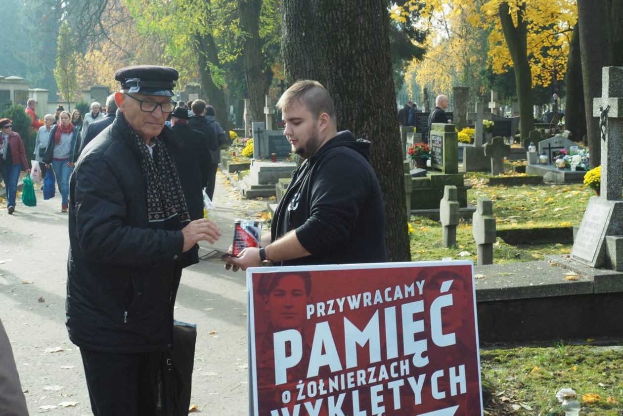  Dzień Wszystkich Świętych: cmentarz przy ul. Lipowej (zdjęcie 23) - Autor: Maciej Kaczanowski