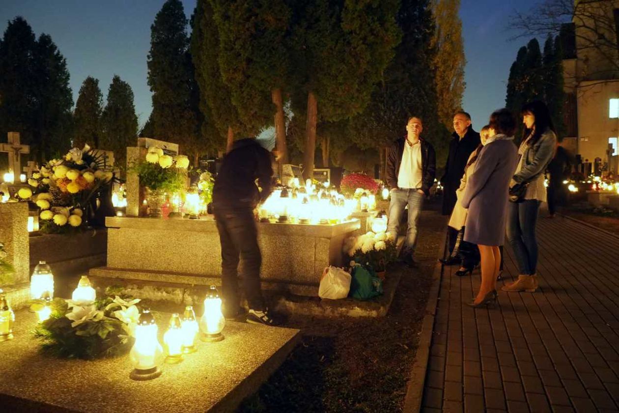  Dzień Wszystkich Świętych: cmentarz przy ul. Walecznych (zdjęcie 28) - Autor: Maciej Kaczanowski