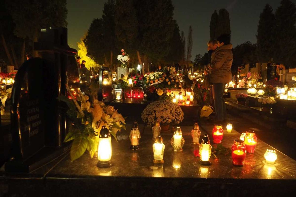 Dzień Wszystkich Świętych: cmentarz przy ul. Walecznych (zdjęcie 17) - Autor: Maciej Kaczanowski