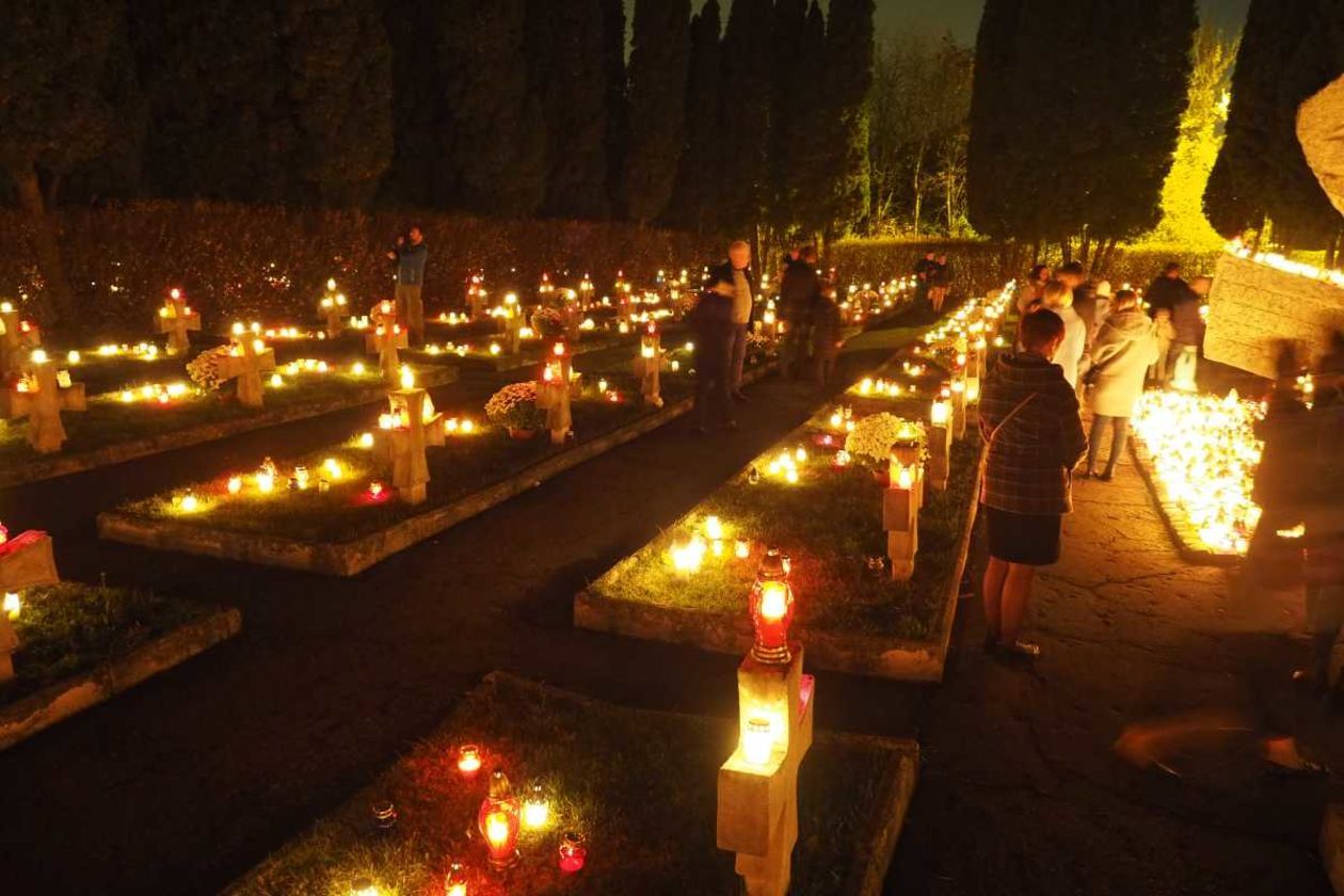  Dzień Wszystkich Świętych: cmentarz przy ul. Walecznych (zdjęcie 4) - Autor: Maciej Kaczanowski