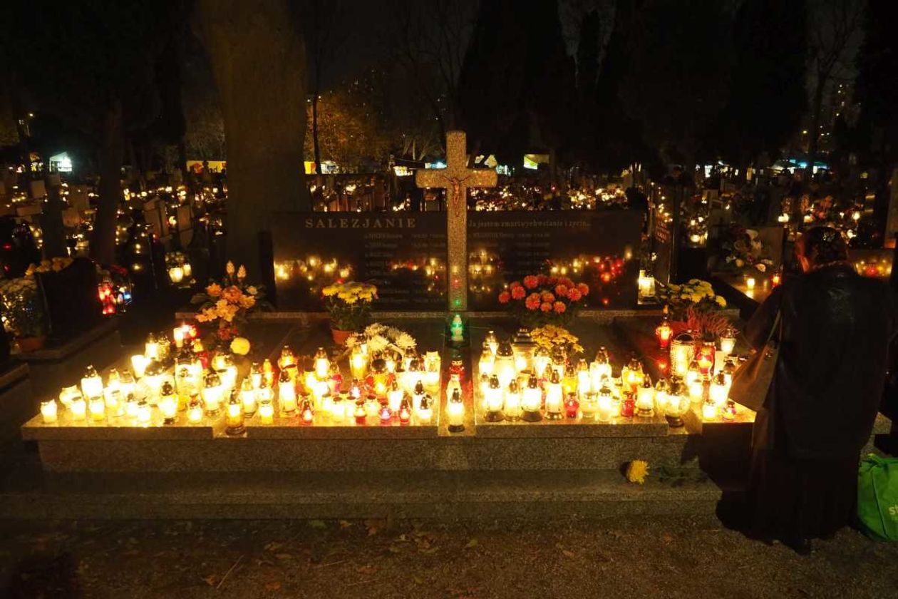 Dzień Wszystkich Świętych: cmentarz przy ul. Walecznych