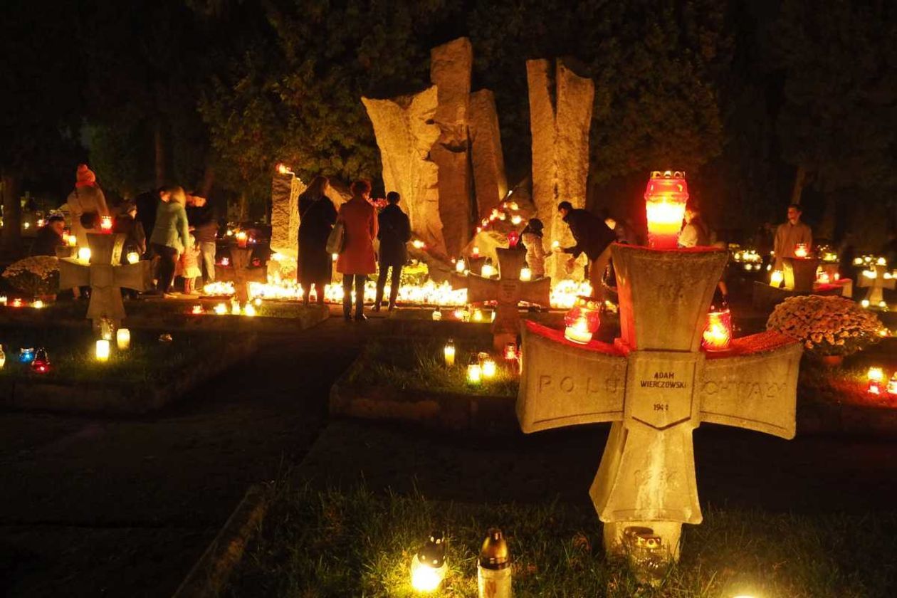  Dzień Wszystkich Świętych: cmentarz przy ul. Walecznych (zdjęcie 15) - Autor: Maciej Kaczanowski