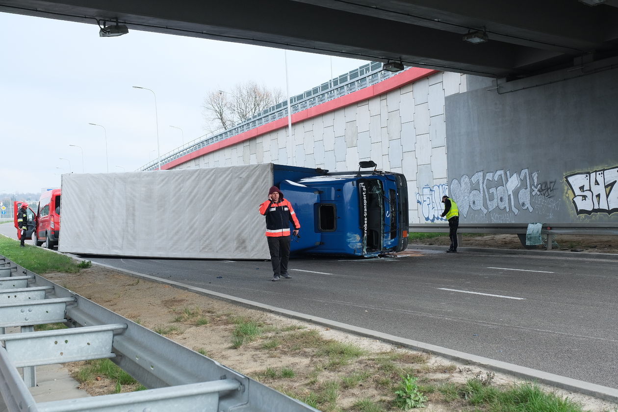 Al. Solidarności: Ciężarówka wywróciła się na drodze - Autor: Maciej Kaczanowski