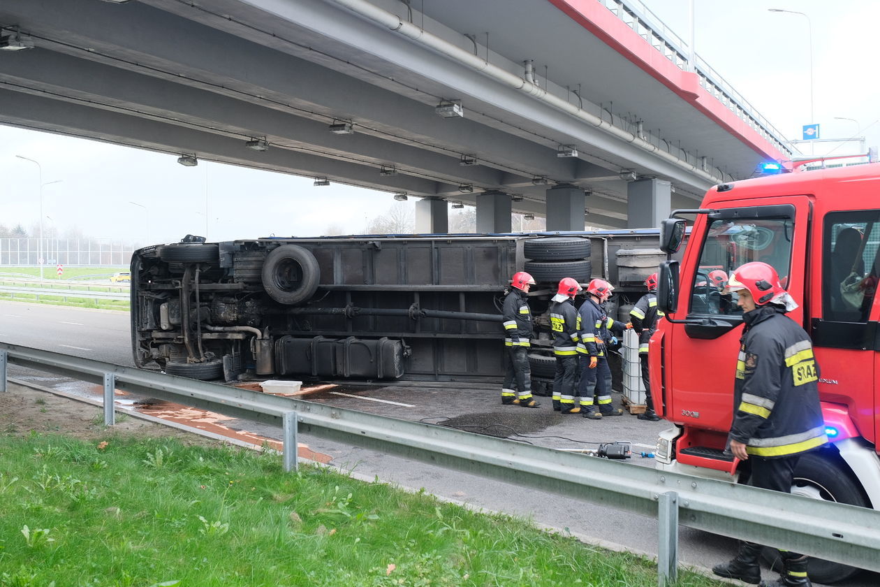 Al. Solidarności: Ciężarówka wywróciła się na drodze