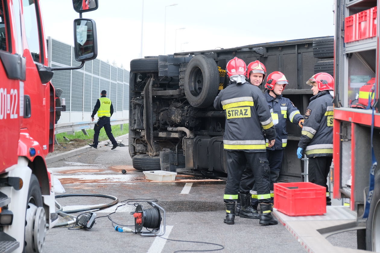  Al. Solidarności: Ciężarówka wywróciła się na drodze (zdjęcie 3) - Autor: Maciej Kaczanowski
