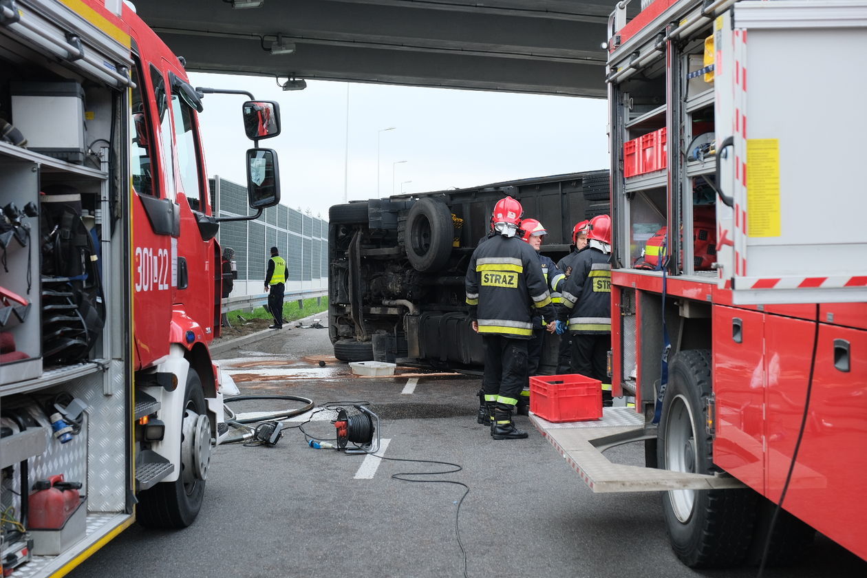  Al. Solidarności: Ciężarówka wywróciła się na drodze (zdjęcie 4) - Autor: Maciej Kaczanowski