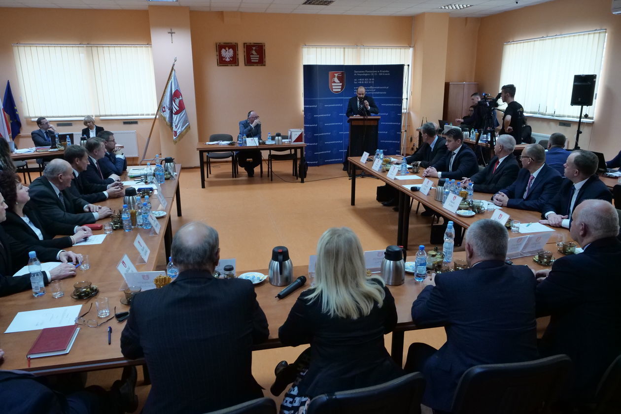  Pierwsza sesja Rady Powiatu w Kraśniku (zdjęcie 2) - Autor: Krzysztof Mazur