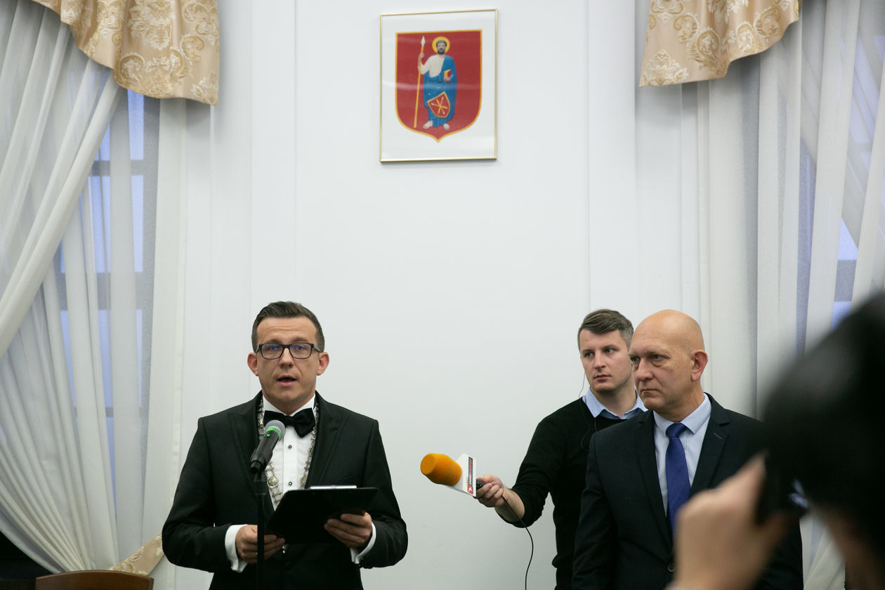  Pierwsza sesja Rady Miasta Zamość. Ślubowanie prezydenta Andrzeja Wnuka (zdjęcie 5) - Autor: Kazimierz Chmiel