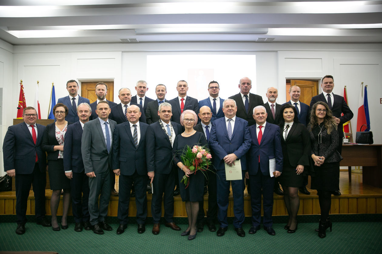  Pierwsza sesja Rady Miasta Zamość. Ślubowanie prezydenta Andrzeja Wnuka (zdjęcie 1) - Autor: Kazimierz Chmiel