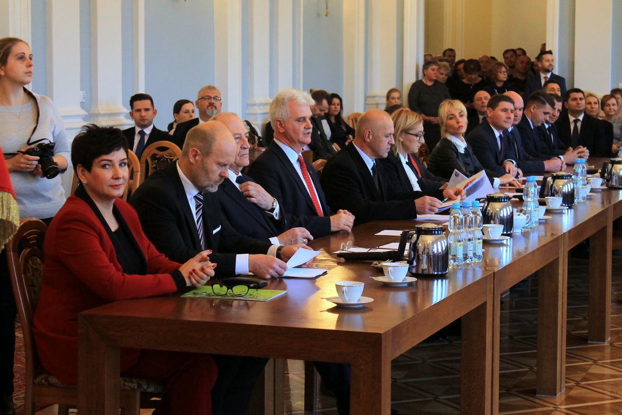 Pierwsza sesja rady powiatu puławskiego (zdjęcie 2) - Autor: Radosław Szczęch