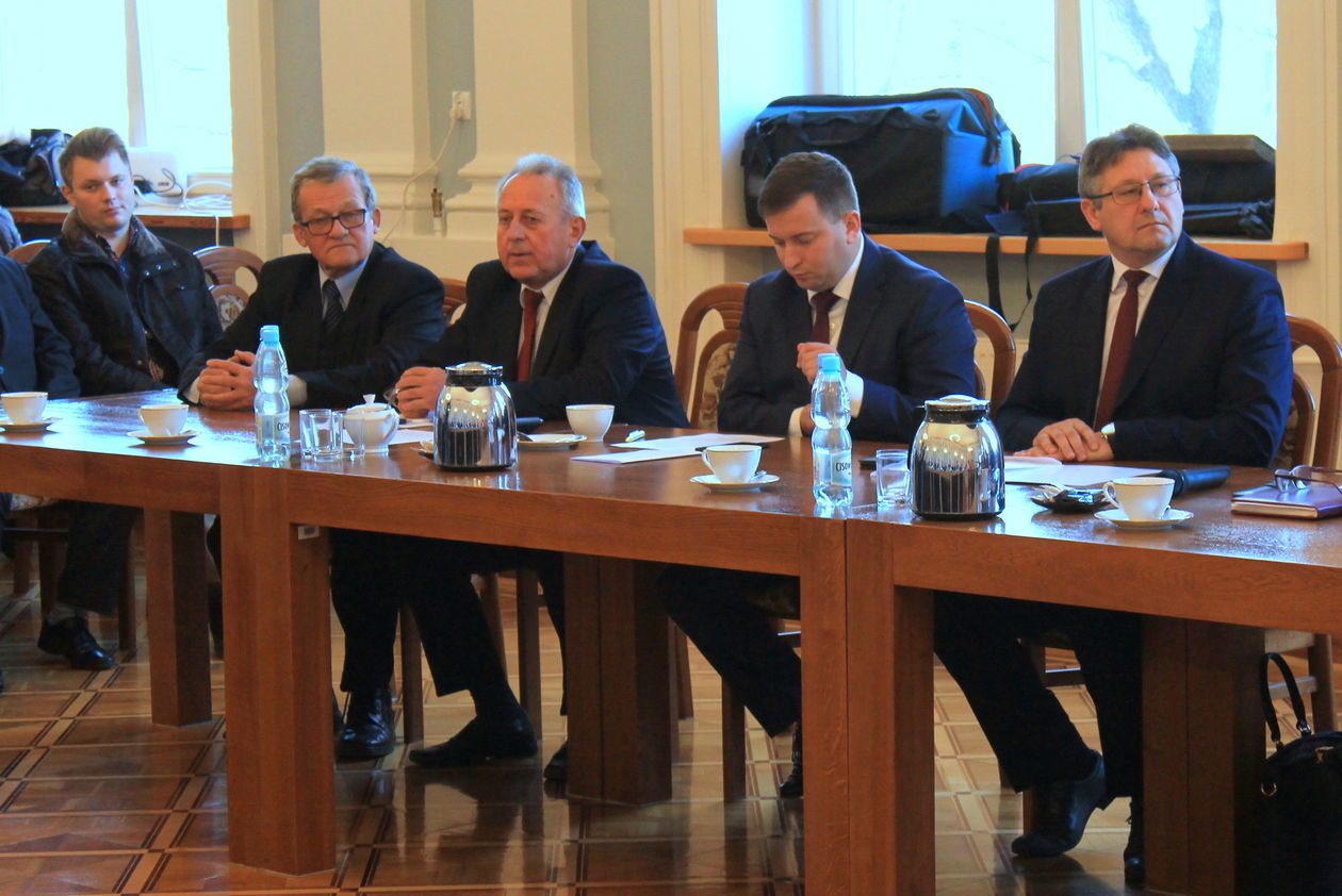  Pierwsza sesja rady powiatu puławskiego (zdjęcie 37) - Autor: Radosław Szczęch