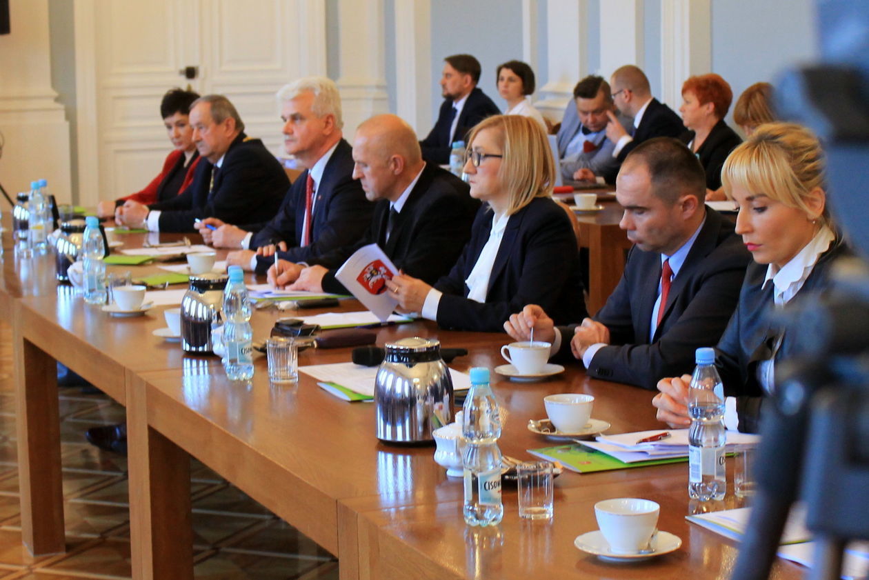  Pierwsza sesja rady powiatu puławskiego (zdjęcie 1) - Autor: Radosław Szczęch