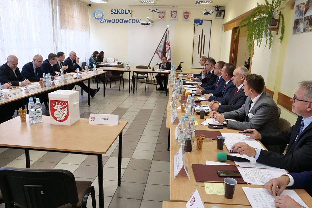  Pierwsza sesja Rady Powiatu w Świdniku (zdjęcie 1) - Autor: Krzysztof Mazur